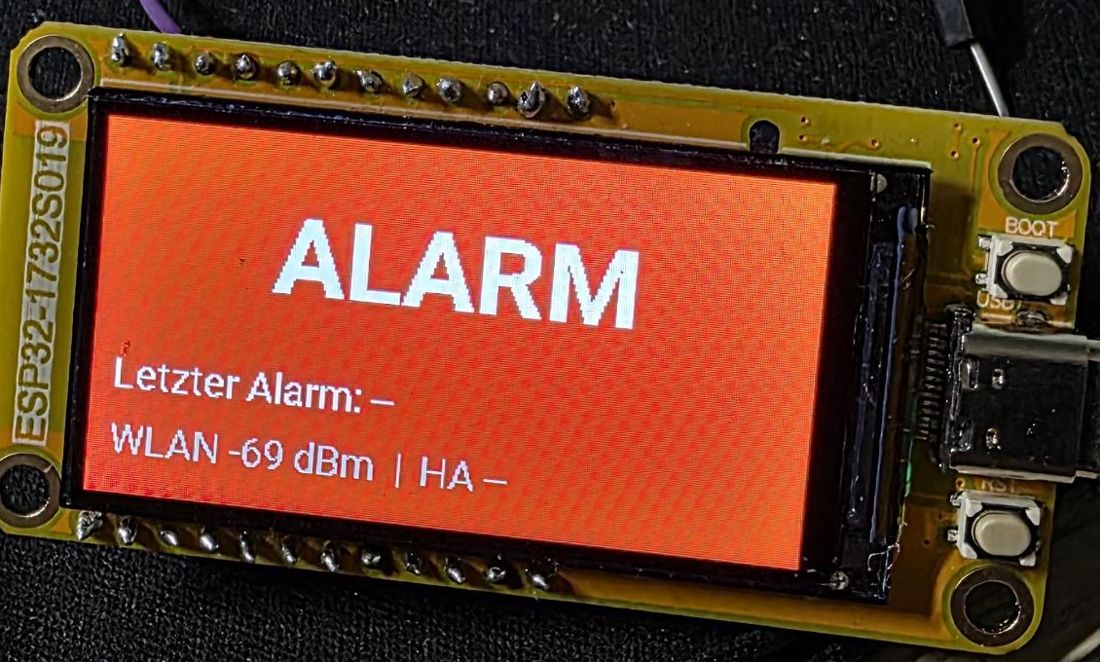 Display zeigt ALARM auf rotem Hintergrund